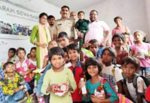 प्राथमिक विद्यालय में बच्चों संग इंस्पेक्टर ने मनाया पोते का जन्मदिन, बांटे उपहार