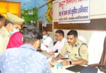 जनता की शिकायतों के निस्तारण में कोताही बर्दास्त नही: डीएम