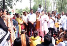 पुरानी पेंशन बहाली को लेकर गरजे हजारों शिक्षक, कलेक्ट्रेट पर धरना