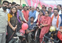 केन्द्रीय राज्यमंत्री वीके सिंह ने दिव्यांगजनों को कृत्रिम अंग सहायक उपकरण किए वितरित