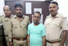 शटर बजते ही मिलती है शराब की बोतल, पांच रुपए बचाने के चक्कर में शराब विक्रेता पहुंचा जेल