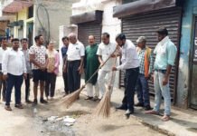 सेवा पखवाड़े कार्यक्रम में भाजपा पार्षद ने सड़क पर लगाई झाड़ू