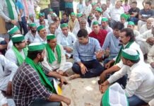 जीडीए आ रहे किसानों को वेव सिटी में प्रशासन ने रोका, धरने पर बैठे