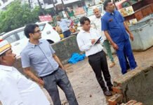 शहर में जल निकासी व्यवस्था का नगर आयुक्त ने जायजा लिया