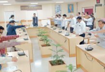 डीएम ने राष्ट्रीय एकता दिवस पर कलेक्ट्रेट में दिलाई राष्ट्रीय एकता एवं अखंडता की शपथ