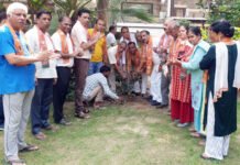 सेवा पखवाड़े के रूप में वैशाली में पार्षद ने रोपित किए पौधे