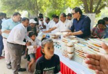 विश्व खाद दिवस: कौशांबी सेंटर पार्क में बच्चों को बांटा गया भोजन