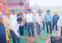 नगर आयुक्त डॉ. नितिन गौड़ ने झाड़ू लगाकर दिया स्वच्छता का संदेश निगम अधिकारियों के साथ मिलकर की हिंडन छठ घाट की सफाई