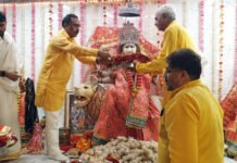दुर्गा अष्टमी पर पार्षद मनोज गोयल ने किया मां का श्रृंगार और आरती