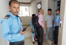 गाजियाबाद के लिफ्ट में फंसेे पिता और पुत्र की आफत में आई जान
