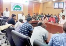 ग्रामीण बोले सीईओ साहब हैं भगवान हम मानेंगे उनकी बात, खत्म किया धरना प्राधिकरण कार्यालय में डीएम और सीईओ संग ग्रामीणों की हुई वार्ता