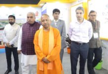 यमुना प्राधिकरण के स्टॉल पर पहुंचे सीएम योगी एयरपोर्ट सहित अन्य परियोजनाओं के बारे में ली जानकारी