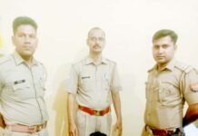 शराब की दुकान बंद होते ही दो गुने दामों में बेचता था यूपी की शराब