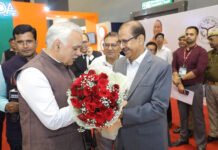 अंतरराष्ट्रीय व्यापार मेला में चीफ सेक्रेट्री दुर्गा शंकर मिश्रा ने किया यूपी पैवेलियन का उद्घाटन यीडा के सीईओ डॉ. अरुणवीर सिंह ने प्राधिकरण क्षेत्र में औद्योगिक निवेश को बढ़ाने को लेकर चल रही योजनाओं के बारे में चीफ सेक्रेट्री को दी जानकारी chief-secretary-Arun-veer-singh