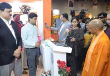 सीएम योगी ने नोएडा-ग्रेटर नोएडा के स्टाल का लिया जायजा