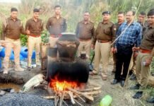 हिंडन खादर में जल रही कच्ची शराब की भट्टी पर चला आबकारी विभाग का हथौड़ा