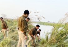 आबकारी विभाग ने हिंडन खादर क्षेत्र में जमीन से खोदकर निकाली शराब