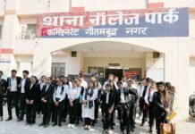 छात्राओं ने थाने का भ्रमण कर ली कानून की जानकारी