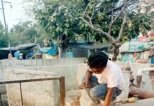 पार्षद की तत्परता से फटी पेयजल पाइप लाइन हुई दुरुस्त