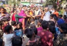भाजपा पार्षद ने वैशाली सेक्टर-1 कामना के राधाकृष्ण पार्क में लगवाए झूले