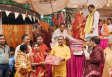 भागवत कथा में पार्षद ने महिलाओं को वितरित की पूजा की साड़ी