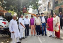 निगम पार्षद मनोज गोयल की मौजूदगी में कौशांबी में पेड़ों की हुई ट्रिमिंग