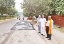 कौशांबी वैशाली को गड्ढा मुक्त करने का पार्षद ने चलाया अभियान, मरम्मत कराई सड़क