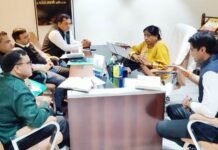 मेयर, नगर आयुक्त ने की अधिकारियों के साथ विकास कार्यों पर समीक्षा बैठक