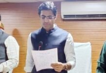 संविधान दिवस: नगर आयुक्त ने दिलाई संविधान के मौलिक कर्तव्यों की शपथ