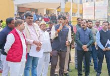 निगम मुख्यालय में धरना दे रहे थे कर्मचारी नगर आयुक्त की बात सुनकर बजाने लगे ताली खत्म की हड़ताल nagar-nigam-karamchari-protest-nagar-ayukut