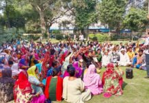 भाजपा पार्षद ने हेड माली को दी गाली, कर्मचारियों एवं मालियों ने निगम पर दिया धरना