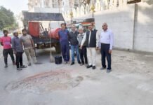सड़कों पर हुए गड्ढों को भरने में जुटे भाजपा पार्षद, पिचिंग करके कराया दुरुस्त