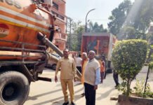 लोगों की शिकायत पर पार्षद ने सुपर शकर मशीन से सीवरों की करवाई सफाई