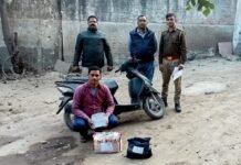 बाइक व स्कूटी पर ला रहे थे दिल्ली की शराब, आबकारी विभाग ने दबोचा