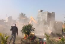 सेक्टर दो में चला बुल्डोजर, आवंटित भूखंडों पर अतिक्रमण हटाया