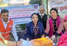 लोनी नगर पालिका के सफाई कर्मियों को तिरपाल, हाईजीन किट वितरित