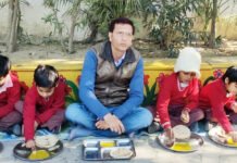 अनोखी पहल: बीएसए ने बच्चों संग जमीन पर बैठकर खाया मिड डे मील