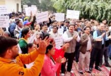 बिजली विभाग के खिलाफ कर्मचारियों का अनिश्चितकालीन कार्य बहिष्कार चौथे दिन जारी