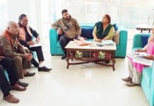 भाजपा पार्षद ने किया मतदान केंद्र का निरीक्षण, बीएलओ नही मिलने पर की शिकायत