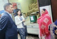 जब जिलाधिकारी ने कार्डधारकों से पूछा समय पर मिल रहा राशन, कोई परेशानी तो नहीं