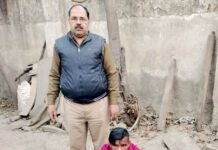 दिल्ली से प्लास्टिक के कट्टे में भरकर चोरी छिपे लेकर आ रहे थे शराब की पेटी