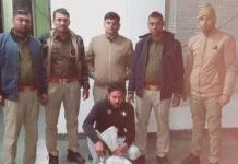 दुकान बंद होने के बाद चोरी छिपे महंगे दामों करता था शराब की तस्करी