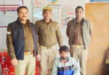 गाजियाबाद में दुकान बंद होने के बाद महंगे दामों में करते थे शराब की बिक्री