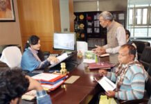 शिकायतों के निस्तारण में लापरवाही पर ग्रेनो प्राधिकरण के सीईओ रितु माहेश्वरी को आया गुस्सा, अधिकारियों एवं कर्मचारियों को दी सख्त चेतावनी