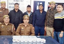 ट्रेन में सफर कर रहे यात्रियों के सामानों की करते थे चोरी