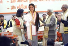 सीसीएसयू के 34वे दीक्षांत समारोह: राज्यपाल आनंदीबेन पटेल ने छात्र मान्या शर्मा को किया सम्मान्नित