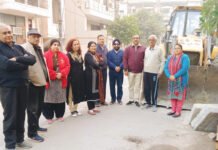कोहरे में हादसों पर रोक, पार्षद ने जयपुरिया एनक्लेव सोसायटी के खुले नालों को पत्थर के सिलेब से ढंकवाया