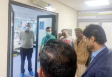 अस्पताल में भर्ती कर्मचारी का हाल जानने पहुंचे नगर आयुक्त