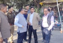नगर निगम की भूमि पर बाउंड्रीवाल का लोगों ने किया विरोध
