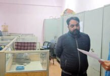 निगम कर्मचारियों की उपस्थिति देखने पहुंचे नगर आयुक्त, कार्य के प्रति किया उत्साहित